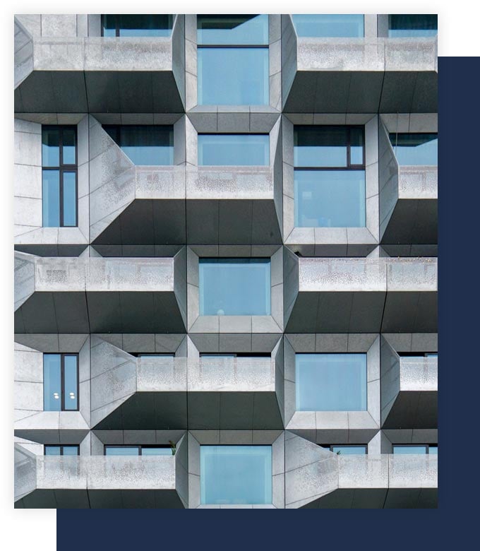  Moderni julkisivu, jossa on geometriset betoniparvekkeet ja suuret ikkunat, urbaani ja minimalistinen muotoilu.